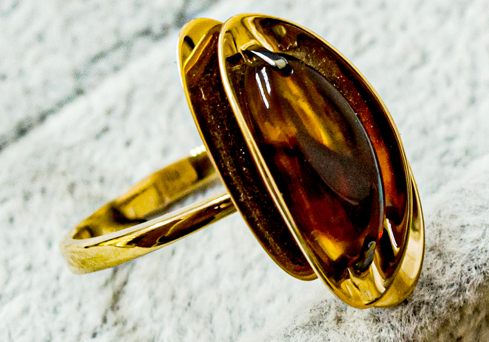Кольцо в красном золоте с янтарем